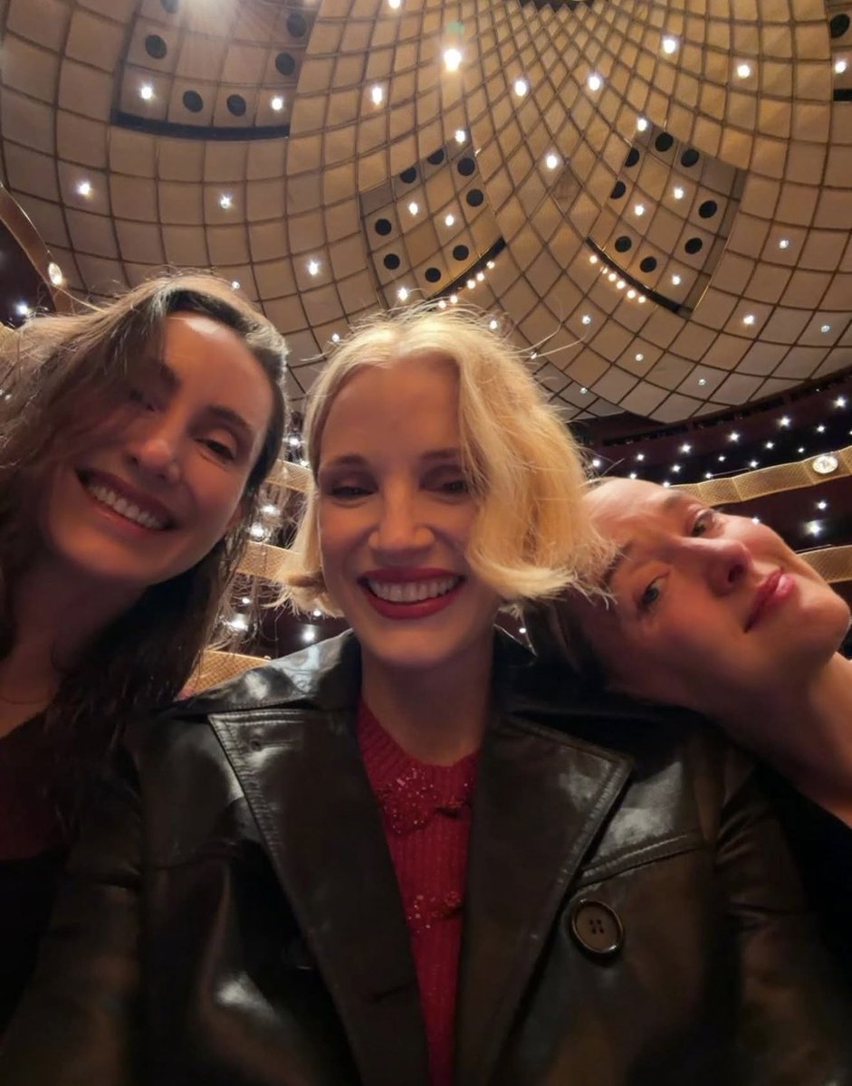 tinychastain's tweet photo. Jessica Chastain with Danielle Pizzorni, Jess Weixler and Isaac Hernández hanging out! https://t.co/ojO4zBCC2C