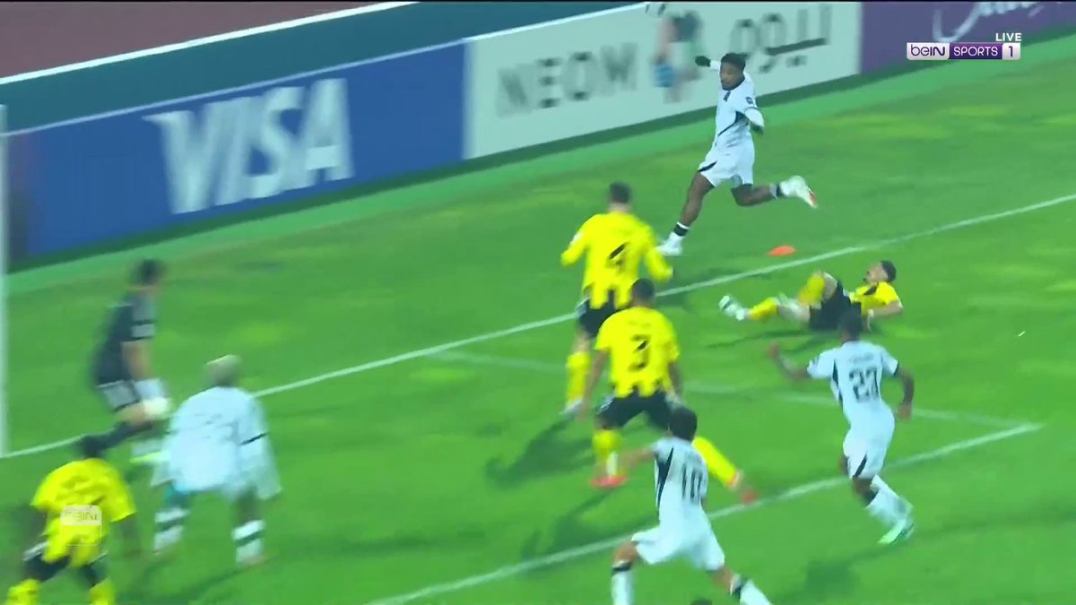 الاتحاد يعود في النتيجة ويشعل المواجهة! حسام عوار يرتقي لعرضية زميله ويهز الشباك برأسية رائعة، ليمنح الاتحاد هدف التعادل! الاتحاد 1-1 #الاتحاد 