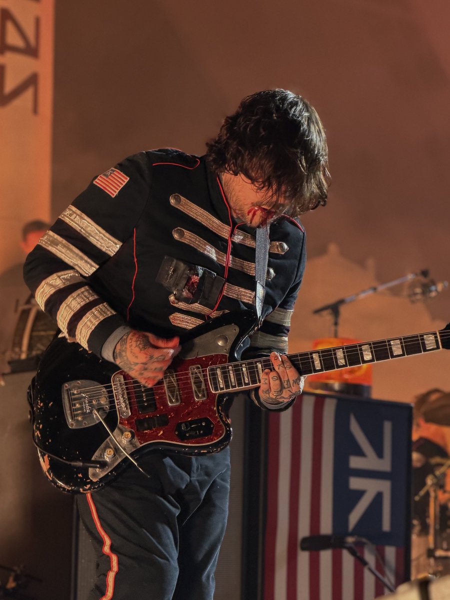 fixyourrheart's tweet photo. Frank at the Hollywood Bowl shows 🖤🖤 https://t.co/BgD8vdSWPG