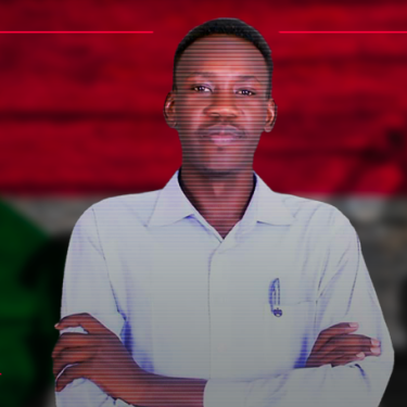 HkZuk's tweet photo. عام كامل على اعتقال الصحفي معمر إبراهيم

يكمل اليوم الأخ الحبيب معمر إبراهيم عاما كاملا في قبضة مليشيا الدعم السريع، التي اعتقلته يوم سيطرتها على مدينة الفاشر في 26 أكتوبر 2025، عقب حصار قاسٍ امتد لنحو 18 شهرا، شهدت خلاله المدينة عمليات قصف وتجويع وانتهاكات واسعة بحق المدنيين ..

كان معمر أحد أبرز الأصوات الصحفية التي نقلت لنا وللعالم معاناة أهالي الفاشر من داخل المدينة، وظل يوثق الأحداث ويتعاون مع مؤسسات إعلامية إقليمية ودولية لإيصال ما يجري إلى العالم، رغم المخاطر التي واجهها طوال فترة الحصار وقصف منزله عدد من المرات ..

وفي يوم سقوط المدينة، اعتقلته مليشيا الدعم السريع، ولا يزال محتجزا لديها حتى اليوم، بعد عام كامل من انقطاعه عن ممارسة عمله الصحفي وحياته الطبيعية ..

عام كامل من الاعتقال، دون أن تتوفر معلومات واضحة عن وضعه القانوني أو موعد الإفراج عنه ..

نسأل الله أن يفك أسرك قريبا يا معمر، وأن يردك إلينا وإلى أهلك سالما، غانما، عزيزا، شريفا، كما عهدناك يا صديقي.. نأسف على قلة حيلتنا وتقصيرنا في حقك، ونتمنى أن نراك حرا بين أهلك وأصدقائك قريبا.

#الحرية_للصحفي_معمر_إبراهيم