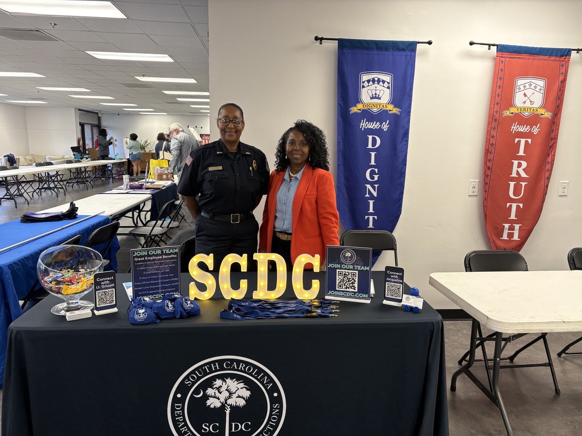 SCDCcareers's tweet photo. We’re #networking @DiscoverCIU’s #jobfair until 1PM👍 Chat w/ our #recruiters 2️⃣ learn about the #SCcareers & employee #benefits we offer across S.C. ➕we have internship & externship opportunities available for students. Discover a career in corrections 👉https://t.co/GZT017HqNw https://t.co/etdGBZY0oC