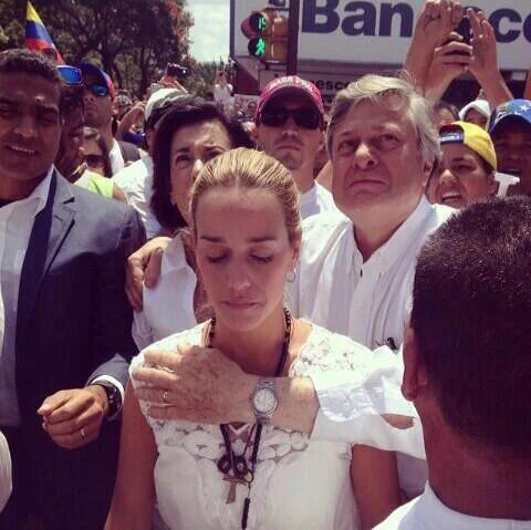 GhittelmanG's tweet photo. ¿Encuentran alguna diferencia?

27 años y los venezolanos no aprendieron nada... País condenado por los propios venezolanos.

Pobre Venezuela... https://t.co/Y12GRrd0AS