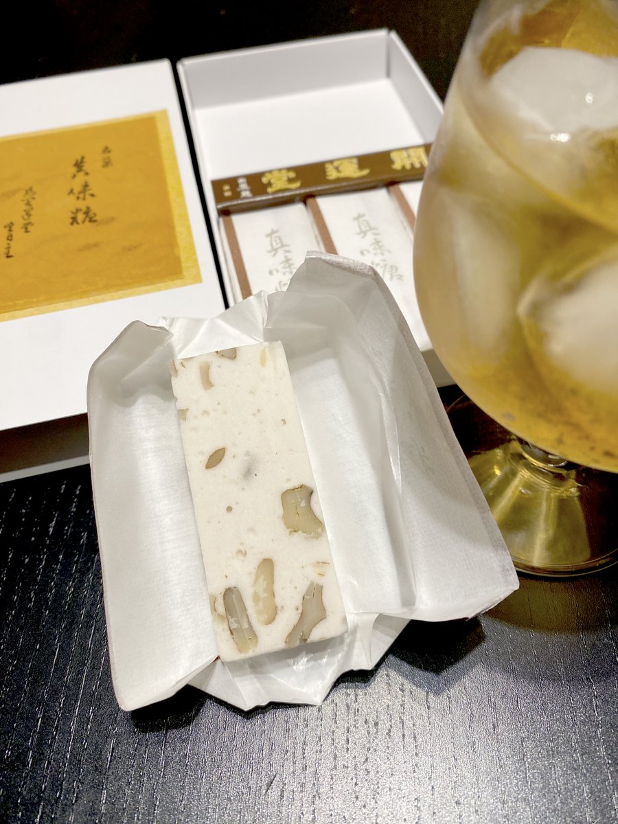 625141's tweet photo. 諏訪湖SAで買ったこのお菓子、旨すぎる。一個食べて、コレ間違いなくウイスキーに合う！と思ったら…書いてあったわ。素晴らしいね。もっと大きい箱を買ってくればよかった。大事に食べよ。 https://t.co/ASOIiuTIOz