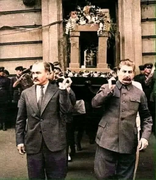 LuisMig86192338's tweet photo. Cuando el líder de la Unión Soviética y su ministro de Asuntos Exteriores cargan sobre sus propios hombros los restos de un escritor, sepan que dicho escritor es un tesoro nacional; un tesoro del que algunas naciones aún no son conscientes.
Esta fotografía, tomada apenas dos años antes del estallido de la Segunda Guerra Mundial, muestra al líder soviético Iósif Stalin y a su ministro de Asuntos Exteriores, Mólotov, cargando el féretro que contenía las cenizas del gran escritor y figura literaria rusa, Máximo Gorki.
Máximo Gorki es uno de los escritores más importantes de la historia de Rusia y fue nominado al Premio Nobel de Literatura en cinco ocasiones.
Máximo Gorki fue amigo de Vladímir Lenin. En ruso, el nombre «Gorki» significa «amargo»; el gran escritor eligió este seudónimo para reflejar la amargura que padeció el pueblo ruso bajo el régimen zarista.