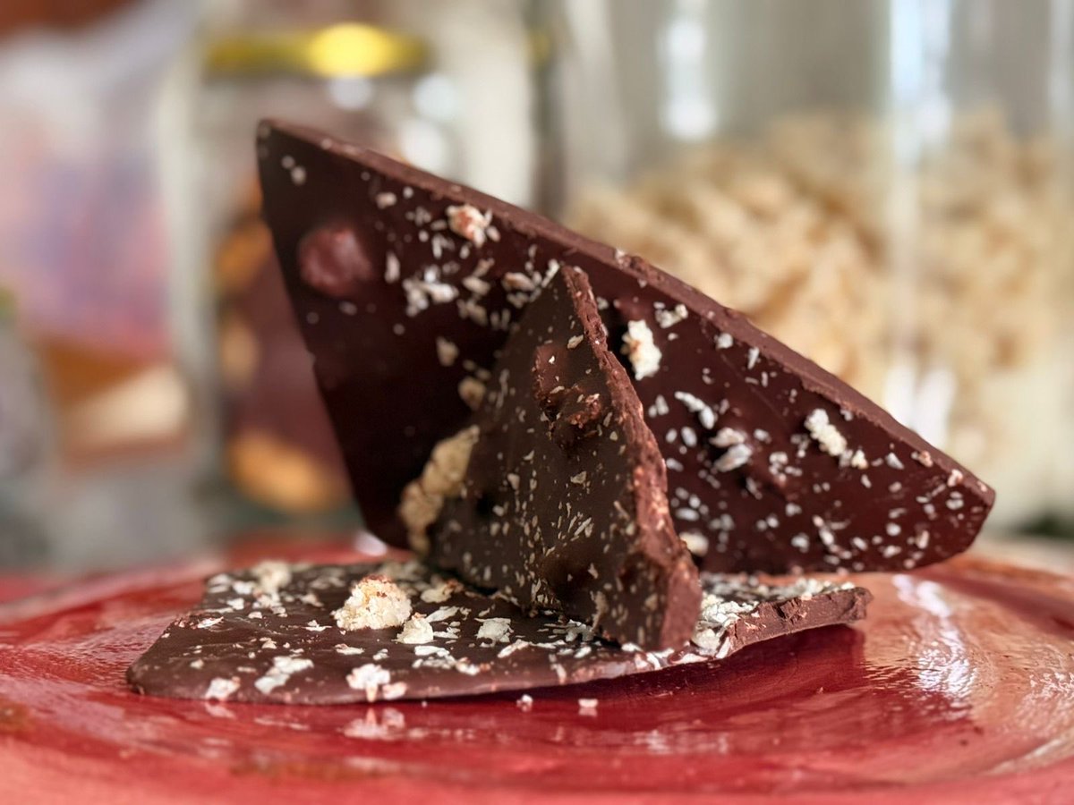 naaaaaay's tweet photo. Agora que a eleição passou preciso desabafar: foram dias terríveis para nossos negócios kkkkk as vendas de nossos chocolates despencaram pq estava todo mundo focado na missão tentando salvar a democracia de alguma forma …. Inclusive a gente. 
Agora posso dizer???? 
Bora comprar chocolate de verdade das sapatao de sítio aqui… nossa produção de cacau começa numa floresta linda que a gente mantém de pé e protegida.. aqui o cacau antigo plantado há muitas décadas atrás, frutifica com o mais belo terroir da mata de cabruca baiana! Nossas amêndoas de cacau são beneficiadas num processo muito cuidado para resultar no mais belo chocolate fino. Sem ingredientes e conservantes de nomes esquisitos, apenas cacau e açúcar orgânico e outras delícias brasileiras como caju, cupuaçu, banana, coco, tapioca… 
Nosso trabalho é baseado na agroecologia e agricultura regenerativa, floresta de pé (mata atlântica com árvores centenárias) e chocolate de verdade pra você!!