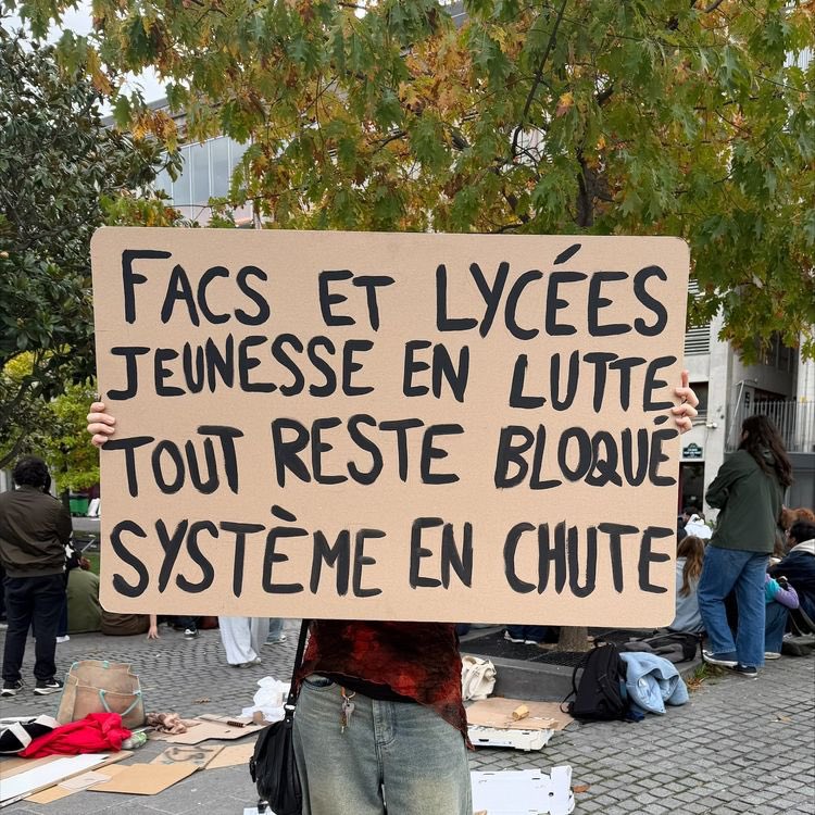 Kulturlesite_'s tweet photo. 🚨🎓 LE GOUVERNEMENT prévoit plusieurs changements après les MANIFESTATIONS ÉTUDIANTES !! 

🆕 « Remplacement » de Parcoursup en 2028, après une réforme dès 2027

👨‍🎓 28 élèves maximum par classe en seconde

📈 15 000 places supplémentaires dans le supérieur, principalement en BTS

💰 4 milliards d’euros de prêts aux régions pour rénover les collèges et lycées

🎓 1 milliard d’euros supplémentaire pour les universités

👩‍🏫 Annulation de 800 suppressions de postes et création de 1 900 postes supplémentaires

Ces mesures doivent être mises en place progressivement d’ici la fin du quinquennat présidentiel, en mai 2027.