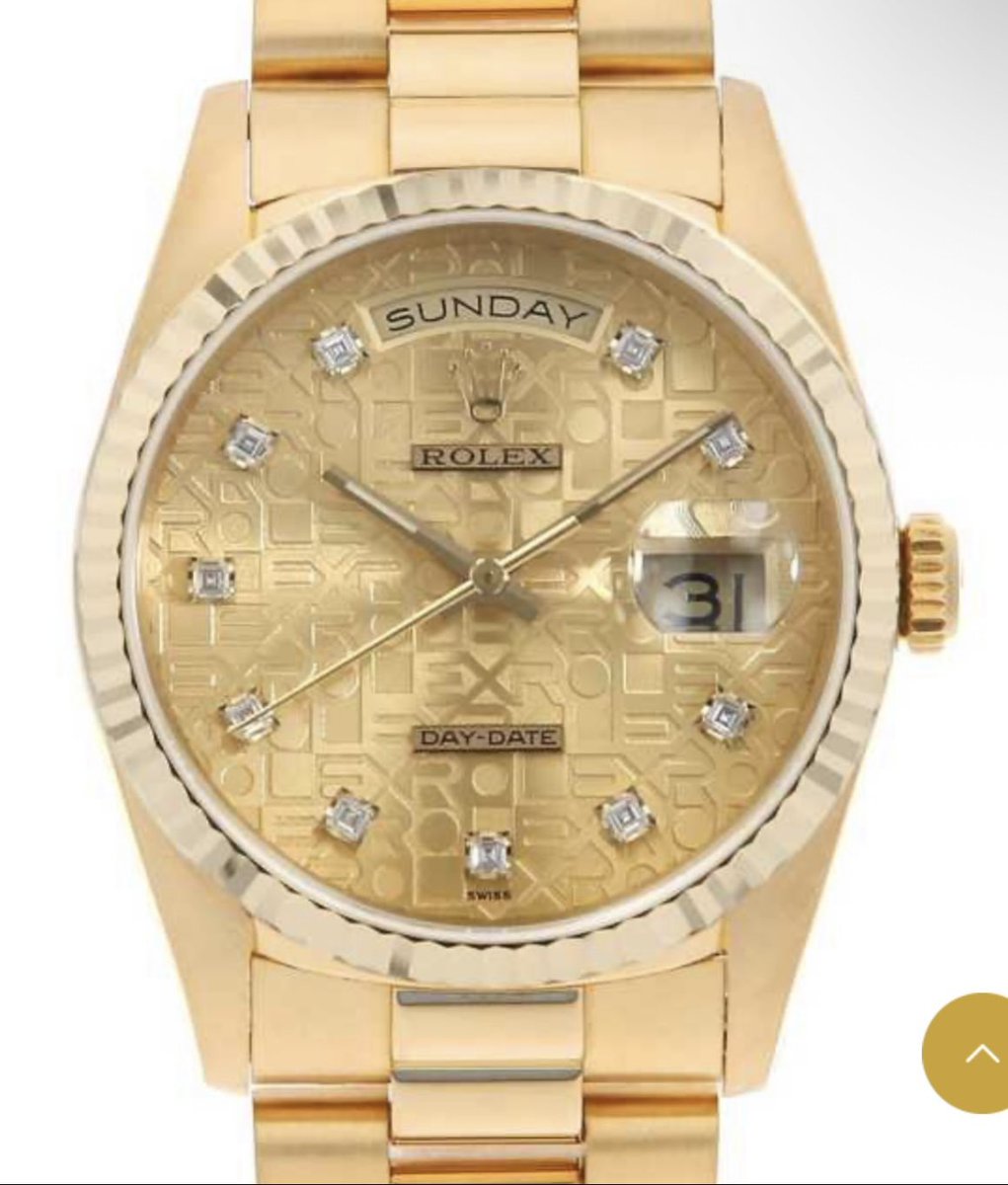 TalkingHead90's tweet photo. 堀大輔の腕時計ROLEX DAY-DATEが
偽物であると今回確信に変わりました。

画質が荒く、短針、長針が黒い種類だと思っていました。

鮮明な写真をありがとう堀

次に針が金のデイトレイトだとしても
中央に黒い筋は入ってません。

堀のデイトレイトは筋が一直線に入ってます。

黒も、金も夜光塗料がありますが
堀のは夜光塗料らしきものはありません。

どちらにしろ矛盾が発生します。

堀曰く、日本ロレックスでのオーバーホール歴があるとの事でした。

それなら逆に針の種類が正規品と違う理由が不明です。

オーバーホールしたならメーカー発行の正規修理明細書を、体脂肪率を証明した時のように出してほしいです。

発言に信用ないので。

仮に黒針だとして、夜光塗料が剥がれ落ちたのだとしたら空洞部分が出来ます。

秒針以外、針全て黒筋と、時計中央が金なのはおかしい。

仮に塗料が剥がれているならムーブメント内部に混入し、故障の原因になるのでオーバーホール時に針の交換をすると思われます。

つまりオーバーホール後と言う事。
塗料が落ちたと考えたら、残骸が内部に残るので見えます。

つまり初めからペイントされていたと考えるのが妥当です。

また、ダイアモンドのセッティングの台座枠の作りが非常に粗いです。
ダイアの輝きもない気がします。

また、堀の時計の針はデイデイトには使われないBlack Line Handsと言う針に酷似していました。

正規品（デイデイト18238）には取り付けられるものではない。

スイスの工場から出荷され、日本メーカーで針をカスタムする事も不可能。

正規品ではないと言う証明です。

堀は中古の偽物を買ってしまったと思います。

正規品の証明であるオーバーホール済みでも中古には偽物もあります。

偽のオーバーホール済みと書かれた物を買って、それが偽物だったのではと
考察してます。

堀は金額もリハックでは言わず
その後ころころ変わってます。

※あくまでも個人的な考察です。

今まで疑われる行為をしてきたからね
仮に本物なら乞食する前に売れ。

以上。頼む、偽物であってくれ。