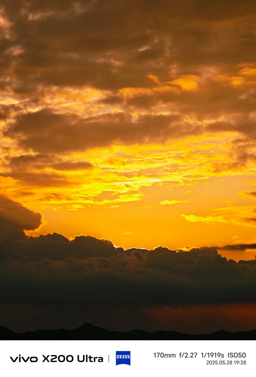 XmNlGfhcCV1QQAJ's tweet photo. [唐橙色に染まる円錐形の雲、夕暮れの空がとても綺麗です]， https://t.co/R8bWKBQCYG