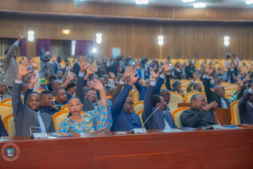 rkitsita's tweet photo. #RDC : 🚨🚨Les députés nationaux viennent de voter pour le départ de la ministre de l’ESU  . 

Il y’a 3 mois l’@AssembleeNatRDC avait initié une commission d’enquête pour faire la lumière sur la gestion financière du ministre de l’ESU . Les conclusions de l’enquête font état d’un détournement des quotités des frais payés par les étudiants .

Lors de la plénière de ce lundi , les députés nationaux ont voté à l’unanimité les recommandations demandant à la première ministre de la faire partir du gouvernement . 

Dés ce mardi , le bureau de la chambre basse devra saisir par écrit la première ministre @SuminwaJudith pour lui transmettre les résolutions de l’assemblée plénière .