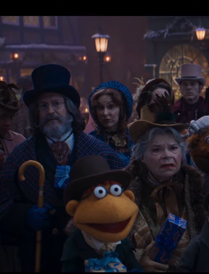 mouIinmarius's tweet photo. Actually crying over scooter being in the muppet Christmas Carol commercial after not being in the movie, he finally got to be in the movie 🥹 https://t.co/c8uvBUJW8i