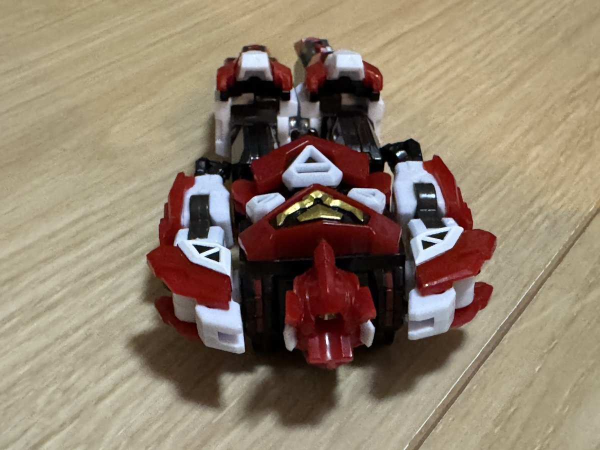 simpleformup's tweet photo. #ダンデヴァイン
今日のブンドド。ダンデエース発進！

ポーズが小さいながらガシガシ決まるのがいいですね。ダンデエースに乗り込んでアポスドールを迎え撃て！

ちなみに変形は自分の手で動かしてみるとアニメの通りです。

つまり徹底的に自分の目で見て動かさないといけない構造。 https://t.co/Kw40VR8Jcb