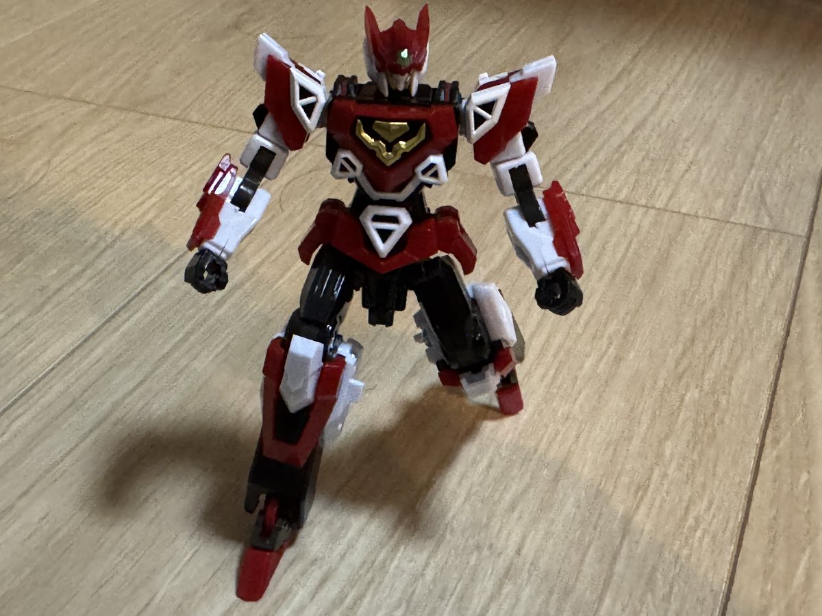 simpleformup's tweet photo. #ダンデヴァイン
今日のブンドド。ダンデエース発進！

ポーズが小さいながらガシガシ決まるのがいいですね。ダンデエースに乗り込んでアポスドールを迎え撃て！

ちなみに変形は自分の手で動かしてみるとアニメの通りです。

つまり徹底的に自分の目で見て動かさないといけない構造。 https://t.co/Kw40VR8Jcb