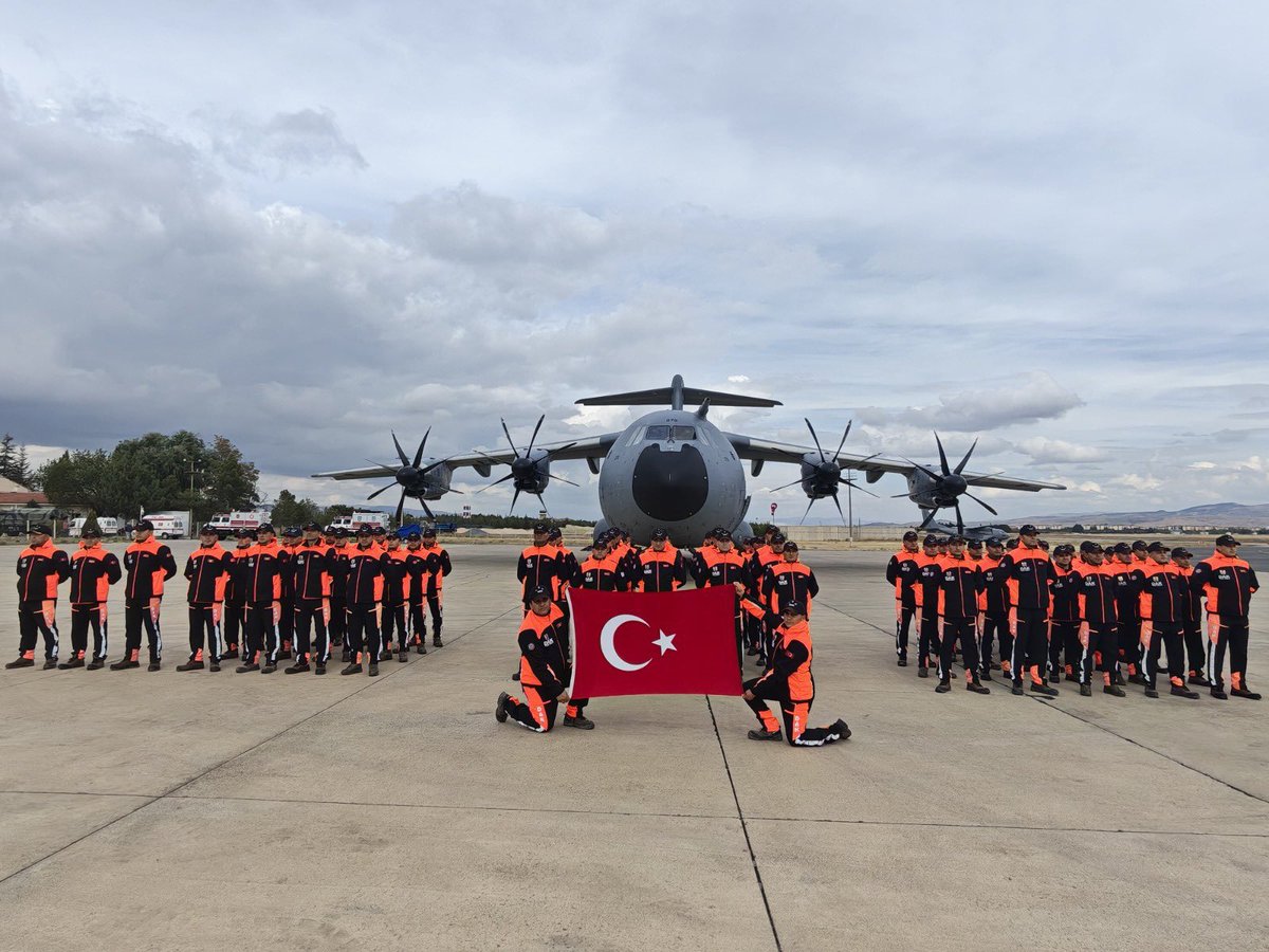 C4Defence's tweet photo. A400M ile Yükleme Eğitimi Gerçekleştirildi
Loading Training Conducted with A400M

📌 Türk Silahlı Kuvvetleri İnsani Yardım Tugay Komutanlığına ait arama kurtarma araçlarının A400M nakliye uçağıyla taşınmasına yönelik “Uçak Yükleme Eğitimi”, Mürted Hava Meydan Komutanlığında icra edildi.

🌐

📌 Aircraft Loading Training for the transport of search and rescue vehicles belonging to the Turkish Armed Forces Humanitarian Assistance Brigade Command aboard an A400M transport aircraft took place at Mürted Airfield Command.

#A400M @tcsavunma