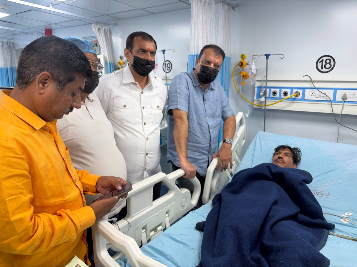 UmangSinghar's tweet photo. आज देवास जिले के ग्राम चंदाना पहुँचने के पश्चात अमलतास अस्पताल में जहरीली शराब के कारण ज़िंदगी और मौत के बीच जूझ रहे मरीजों से मुलाकात की, उनके स्वास्थ्य की जानकारी ली और उनके शीघ्र स्वस्थ होने की कामना की।

यह केवल एक हादसा नहीं, बल्कि कई परिवारों की ज़िंदगी उजड़ने का दर्द है। पीड़ित परिवारों को न्याय मिले, दोषियों को कड़ी सज़ा मिले और भविष्य में ऐसी त्रासदी की पुनरावृत्ति न हो, इसके लिए जवाबदेही तय करना बेहद ज़रूरी है।

@CMMadhyaPradesh @JagdishDevdaBJP 
@INCIndia @INCMP 

#US13159