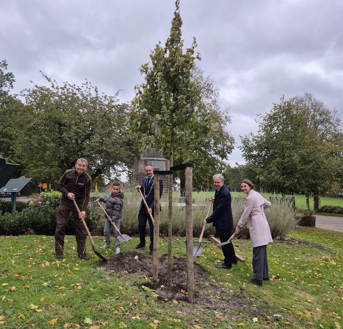 CanEmbNL's tweet photo. On Saturday, Ambassador @AdsettHugh planted two maple trees at the monuments in Woensdrecht. A lasting symbol of Canada, the trees reflect the enduring friendship and gratitude shared between Canada and the Netherlands.
#CanadaRemembers https://t.co/Kh941dSBi0