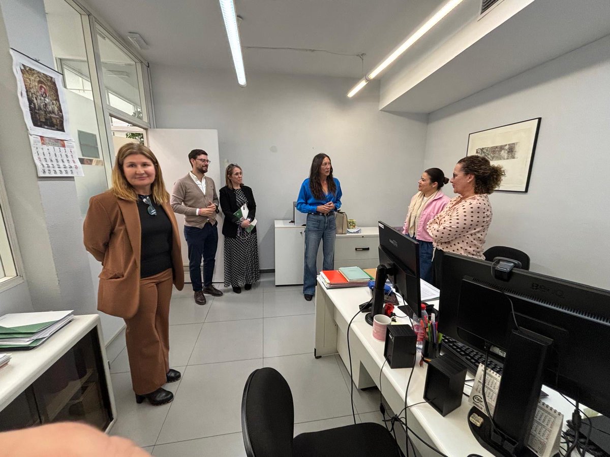 loleslopez's tweet photo. El @IAMJunta está formado por profesionales con un corazón y un compromiso enormes. 

Mujeres y hombres con una gran vocación de servicio que ponen el alma en lo que hacen cada día por las mujeres de Andalucía. ¡Gracias por el gran trabajo que realizáis! https://t.co/VCq2Yd2haL