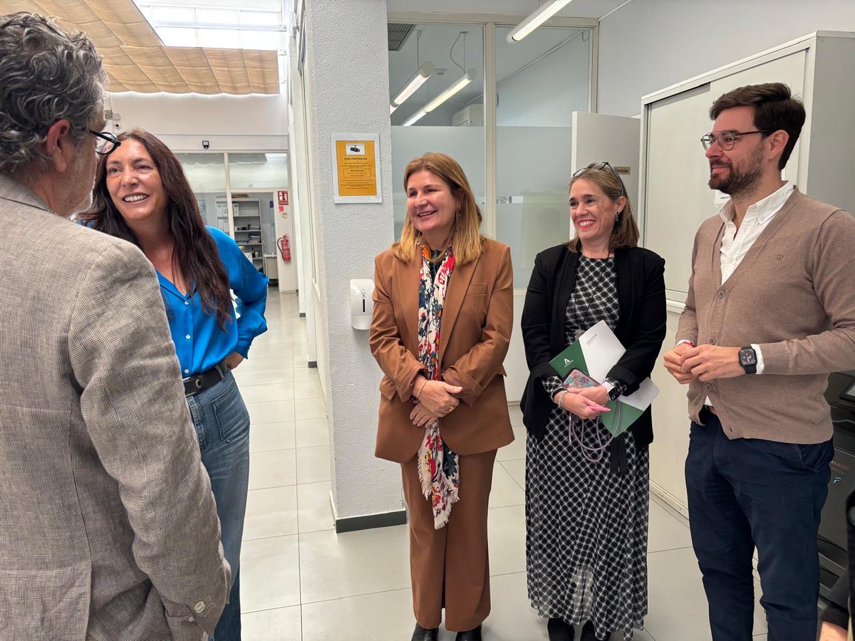 loleslopez's tweet photo. El @IAMJunta está formado por profesionales con un corazón y un compromiso enormes. 

Mujeres y hombres con una gran vocación de servicio que ponen el alma en lo que hacen cada día por las mujeres de Andalucía. ¡Gracias por el gran trabajo que realizáis! https://t.co/VCq2Yd2haL