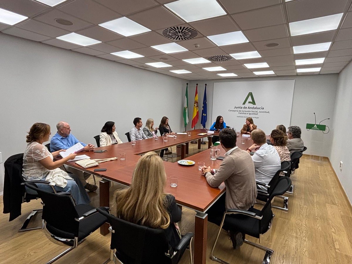 loleslopez's tweet photo. El @IAMJunta está formado por profesionales con un corazón y un compromiso enormes. 

Mujeres y hombres con una gran vocación de servicio que ponen el alma en lo que hacen cada día por las mujeres de Andalucía. ¡Gracias por el gran trabajo que realizáis! https://t.co/VCq2Yd2haL
