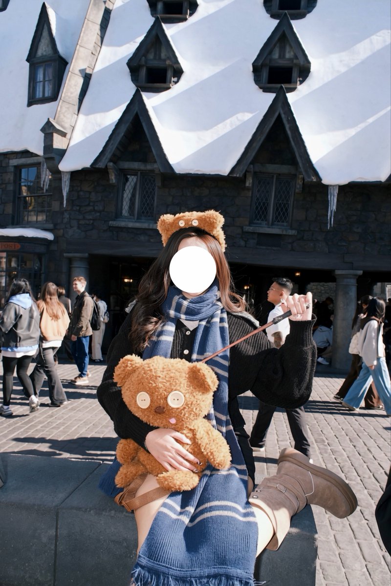 staytunedcms's tweet photo. รีวิว universal ปักกิ่ง ไปช่วงที่คนไม่เยอะมากเท่าไหร่พอดี เดือนนี้อากาศดีมากแบบมากๆ รอคิวนานสุด 60 นาที แค่ตัว jurassic flyers แต่แฮร์รี่แบบ 30นาทีได้เล่น พสจีนแต่งตัวมาถ่ายรูปเต็มไปหมด คือไปถึงมองพสโพสแล้วก็อปได้เลย เริ่ดๆดุ้งๆทั้งนั้น มุมหาชนที่ดังๆในเสี่ยวหงชุ ไม่ต้องหาเรฟมาก่อนเพราะคนจีนทำให้ดูตลอดทาง 555555555 ส่วนตัวชอบมากกว่าญปเพราะชั้นได้เล่นเครื่องเล่นเยอะ 555555555555555 

มีตากล้องยืนแอบๆมาดีลเป็นระยะ ขายรูปละ 20หยวน พาถ่ายเยอะมาก ตอนแรกนางจะขายเหมา บอกไม่เอา ชอบแค่นี้ สรุปนางก็ให้รูปมาหมดเลยอยู่ดี แปะตัวอย่างรูปที่ได้มา 

อาหารอร่อย ร้านบะหมี่อาโป ตัวเมนูบะหมี่แห้งเป็ดเผ็ดดี แนะนำให้สั่งไก่ซอสงาเผ็ดแยก เอาซอสมาคลุกเส้นกินอร่อยแสงออกปาก คือชั้นกินมีความสุขมาก