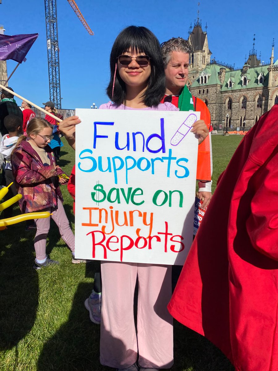 osbcucscso's tweet photo. Turns out when you've spent years creating bulletin boards and buying your own supplies, rally signs are just another classroom project. ✊📚🎨 #OntEdUnited #OntEdSolidaire https://t.co/CbWuPhaIlx