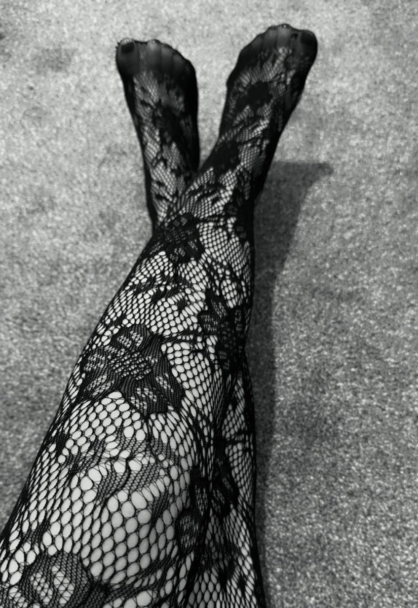 riaintights's tweet photo. Tights, feet and toes. 

Do you prefer it in colour or black and white?💋 https://t.co/STRcGzxcDV