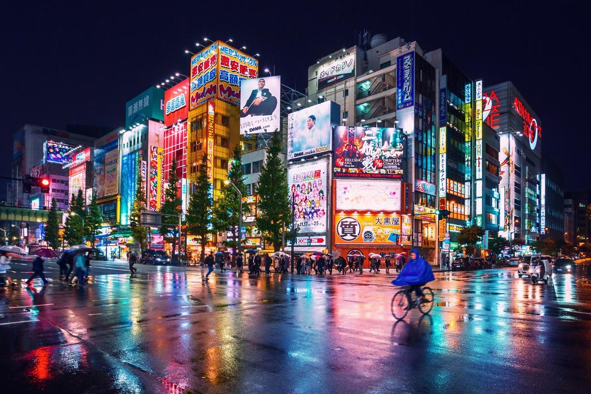 HoaXV9's tweet photo. 夜の街には、昼間とは違う物語がある。🌃 知らない道を歩くだけで、少しだけ新しい自分になれる気がする。 https://t.co/ayGlJfWdlq