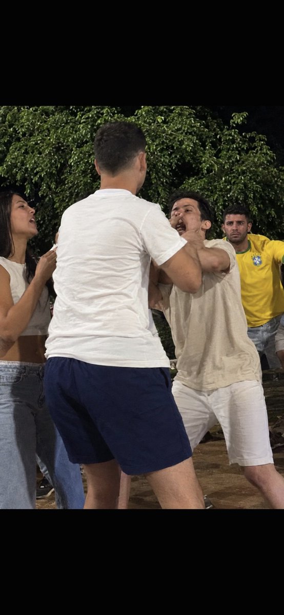 tmara_almeida's tweet photo. @shine_we11 Consegui tirar esse print é o que aparece se escondendo no final quando vê que é filmado espalhem vamos ajudar a fazer justiça, se conseguirem faça o mesmo printem e divulgue em todos os vídeos de violência que aparecer .  Tentamos melhorar a imagem. https://t.co/oj9WhdcgO7