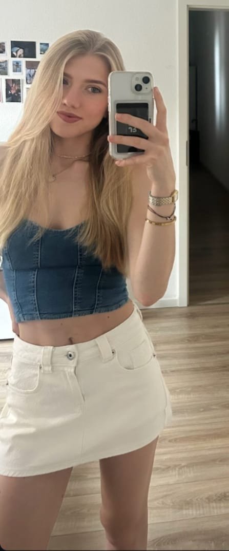 SisLaraundLina's tweet photo. Feierabend und geil ohne ende auf fremdes sperma und schwänze, während mein loserfreund auf arbeit ist 😍 https://t.co/1Laor8rayD