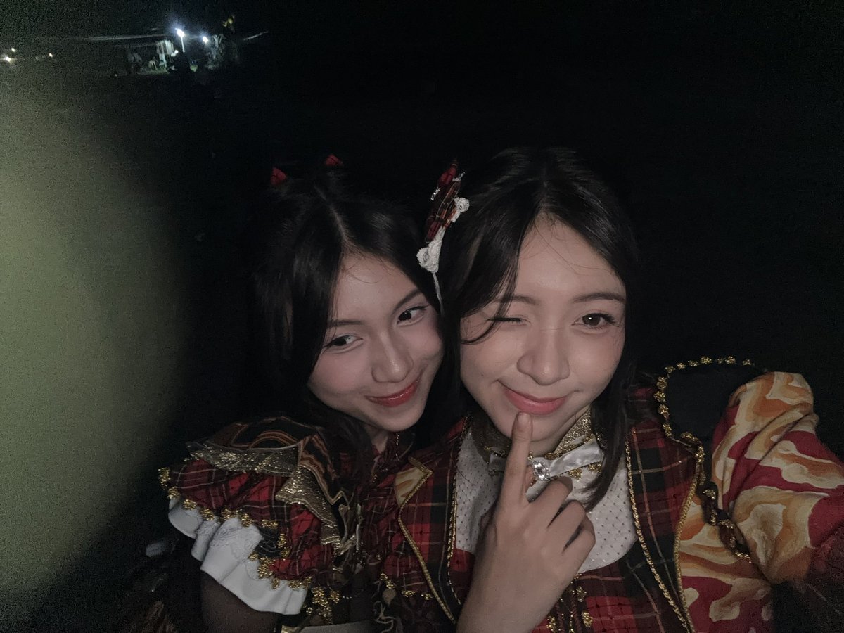 Lily_JKT48's tweet photo. Terimakasih banyakk idn liveunya, ditunggu banyak fotonya ini jujur satu satu yaa JAHSHSS ak ngutang banyak foto nanti diingetin terus yaa Hehe, Jangan lupa meng stream ayo senyumlahh!! Leesgaurrr! Aku sangat bersyukur bisaa ikut dalam mv inii!! Terimakasih banyakk kepada semuanyaaa yang sudah ikut dalam berpatisipasi dan meramaikan jugaaa!! And remember to take care of yourself yaa cuz you're a great person and you're important more than you think!! Soo U deserve happiness yaaa 🥺 jagaa kesehatanyaa semuanyaa, i pray yang terbaik for all of us and i hope u know that ur not alone menjalani inii, jadii semangatt yaa love manusia manusia kuat 🥺🫶🏻 nitelyyy