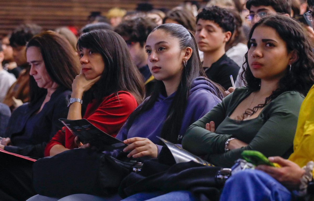 udp_cl's tweet photo. ✍️Estudiantes con excelencia académica participan del lanzamiento Diplomas de Honor 2027, con el objetivo de complementar su formación académica y profundizar en un campo distinto al de sus carreras de origen🤩

Conoce más en https://t.co/EKYi7yKP0Q 📲

#UDP #DiplomadeHonor https://t.co/WyrThNwba4