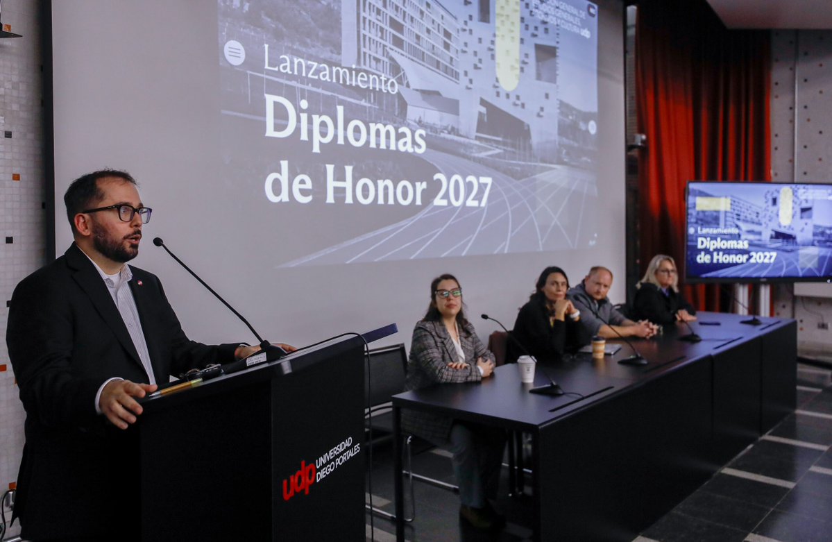 udp_cl's tweet photo. ✍️Estudiantes con excelencia académica participan del lanzamiento Diplomas de Honor 2027, con el objetivo de complementar su formación académica y profundizar en un campo distinto al de sus carreras de origen🤩

Conoce más en https://t.co/EKYi7yKP0Q 📲

#UDP #DiplomadeHonor https://t.co/WyrThNwba4