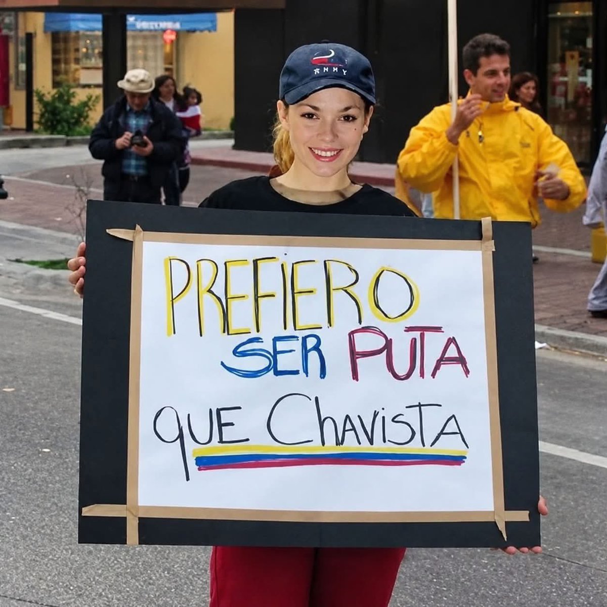 medicenrafaa_'s tweet photo. así amanecimos 💛💙❤️ https://t.co/s01eKBK4Mx