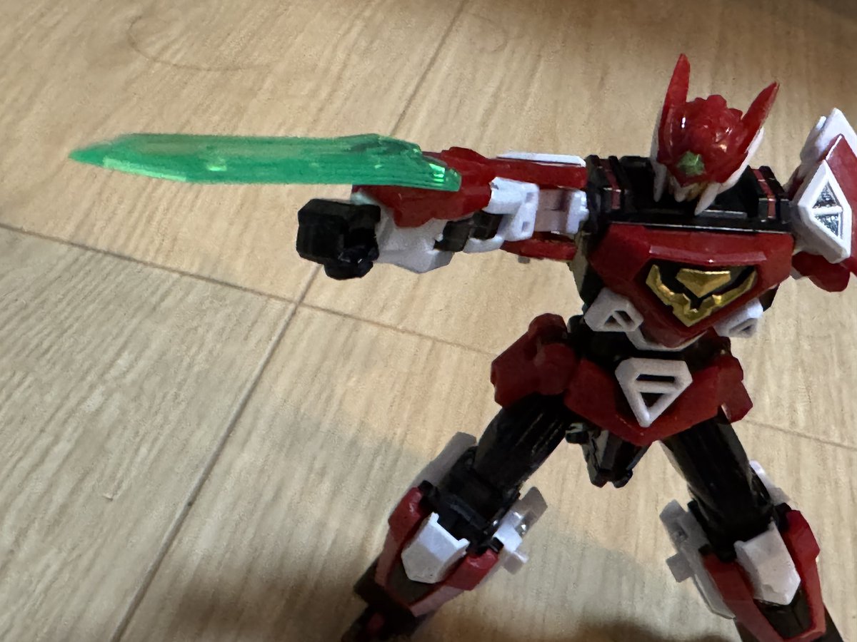 simpleformup's tweet photo. #ダンデヴァイン 
武器を構えてパシャリ😇😇😇体験としては自分の目で手で動かすとアニメ通りに見える

もちろん、手首とかは変えられないですがそこが現実とアニメの差ですね。格好いい

ただしこれ諸刃の剣でした。 https://t.co/5F8slHeVAw