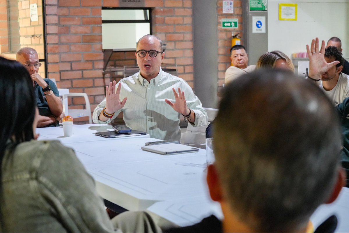 Juan_EspinalR's tweet photo. #NoParamos 

Gracias al Gerente de @IndeportesAnt @sanvalgo por esta grata invitación, visitamos la Villa Deportiva para dialogar sobre los retos que tenemos como bancada de congresistas antioqueños para fortalecer el deporte en nuestro departamento. @GobAntioquia https://t.co/oniwH0BTpG