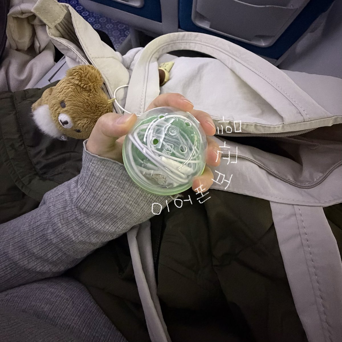 illzzi_0's tweet photo. 참새는.. 방앗간을 못 지나친다지요..?😏

근데 참았어요.. 집에 쌓인 책이 6권인가..? ( ˙ε . )？
왜이렇게 읽고 싶은 책이 많을까요! 

(아 사실 저.. 위픽이랑 안전가옥 안읽어봤어요)
여러분 추천 궁금해요!추천 부탁드려오••🦎

혐오복제는 너무 궁금해서 다음 달에 도전해보려구요오🦦 https://t.co/Ny0kP3k6wY