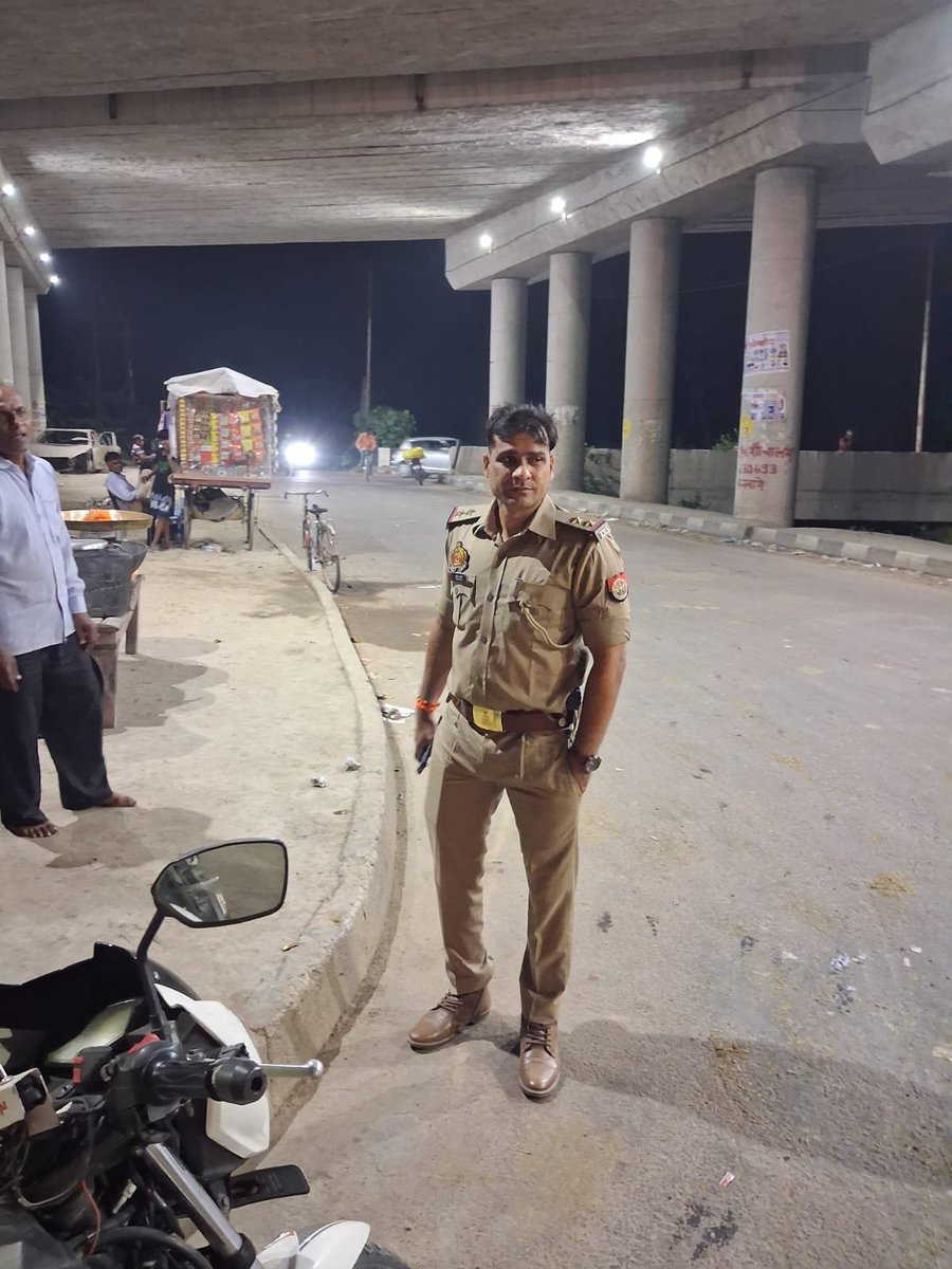 DCP_South's tweet photo. @DCP_South @IPSMdMustaque के निर्देशन में थाना बिजनौर पुलिस टीम द्वारा आगामी त्यौहारों और शांति सुरक्षा एवं कानून व्यवस्था के दृष्टिगत थाना क्षेत्र के भीड़भाड़ वाले स्थानों,मुख्य चौराहो पर गश्त कर संदिग्ध व्यक्ति/वाहनों की चेकिंग कर आम जनमानस में सुरक्षा का भाव जागृत किया गया। https://t.co/kg1N9p5DAO