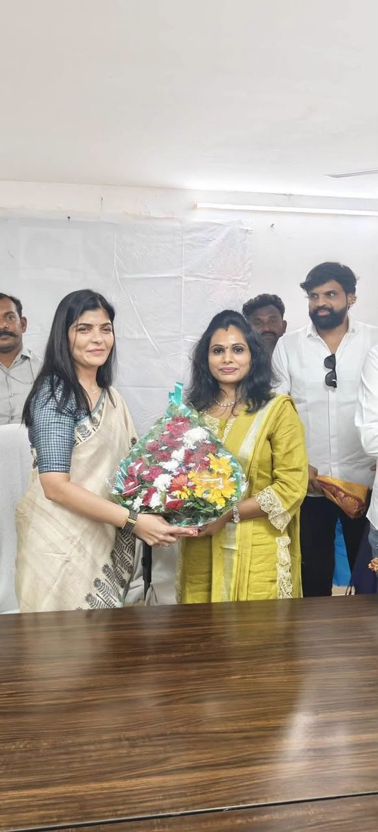 NRITDPPRESIDENT's tweet photo. ఆంధ్రప్రదేశ్ రాష్ట్ర మహిళా కమిషన్ సభ్యురాలిగా పదవీ ప్రమాణ స్వీకారం చేసిన శ్రీమతి గౌతమి శ్వేత కోట గారికి హృదయపూర్వక అభినందనలు, శుభాకాంక్షలు.

మహిళల హక్కుల పరిరక్షణ, భద్రత, సాధికారత కోసం మీరు అందించే సేవలు ఆదర్శప్రాయంగా నిలవాలని, మహిళా సంక్షేమం కోసం మీ కృషి మరింత విజయవంతం కావాలని మనస్ఫూర్తిగా ఆకాంక్షిస్తున్నాను.

గౌరవ ముఖ్యమంత్రి శ్రీ నారా చంద్రబాబు నాయుడు గారు, గౌరవ మంత్రి శ్రీ నారా లోకేష్ గారి నాయకత్వంలో మహిళల అభ్యున్నతికి, వారి హక్కుల పరిరక్షణకు మీరు విశేష కృషి చేయాలని, మీ నూతన బాధ్యతల్లో మరెన్నో విజయాలు సాధించాలని కోరుకుంటున్నాను.

#drraja #globalnritdp #kotagoutamiswetha #tdp #apwomencommission