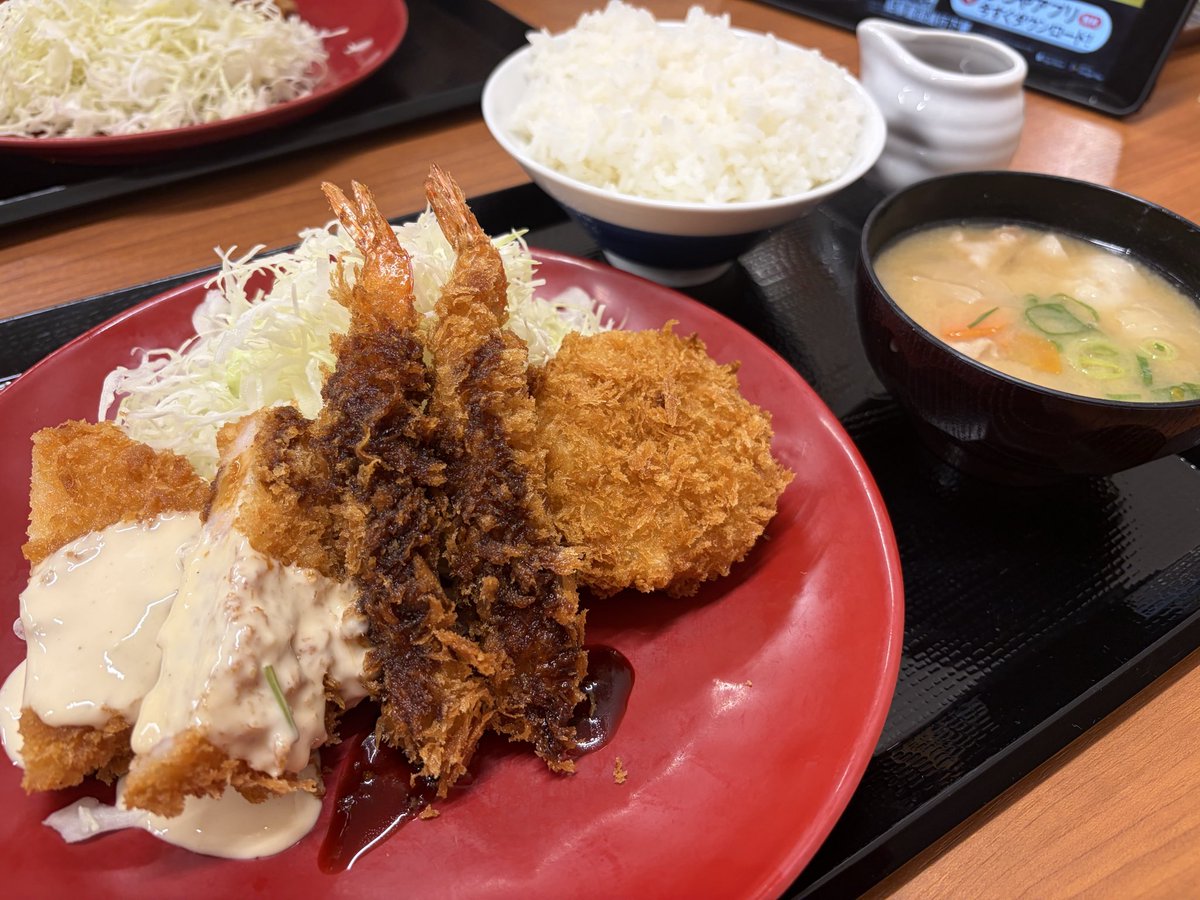 Dynamitemandom's tweet photo. エビフライ！エビカツ！エビクリームコロッケという海老好きなら食べなきゃならない、かつやの特別メニュー！幸せ🦐🤗 https://t.co/W86FU9opsq