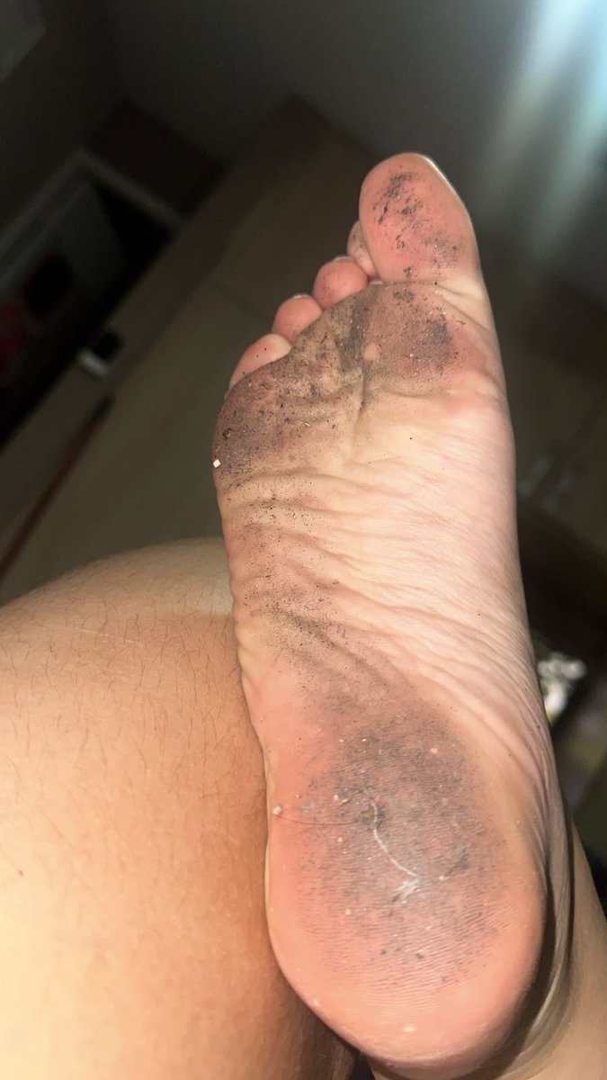 send4fate's tweet photo. Now that we have both soles, which one is dirtier? LMAO https://t.co/k4K0pSgNHr