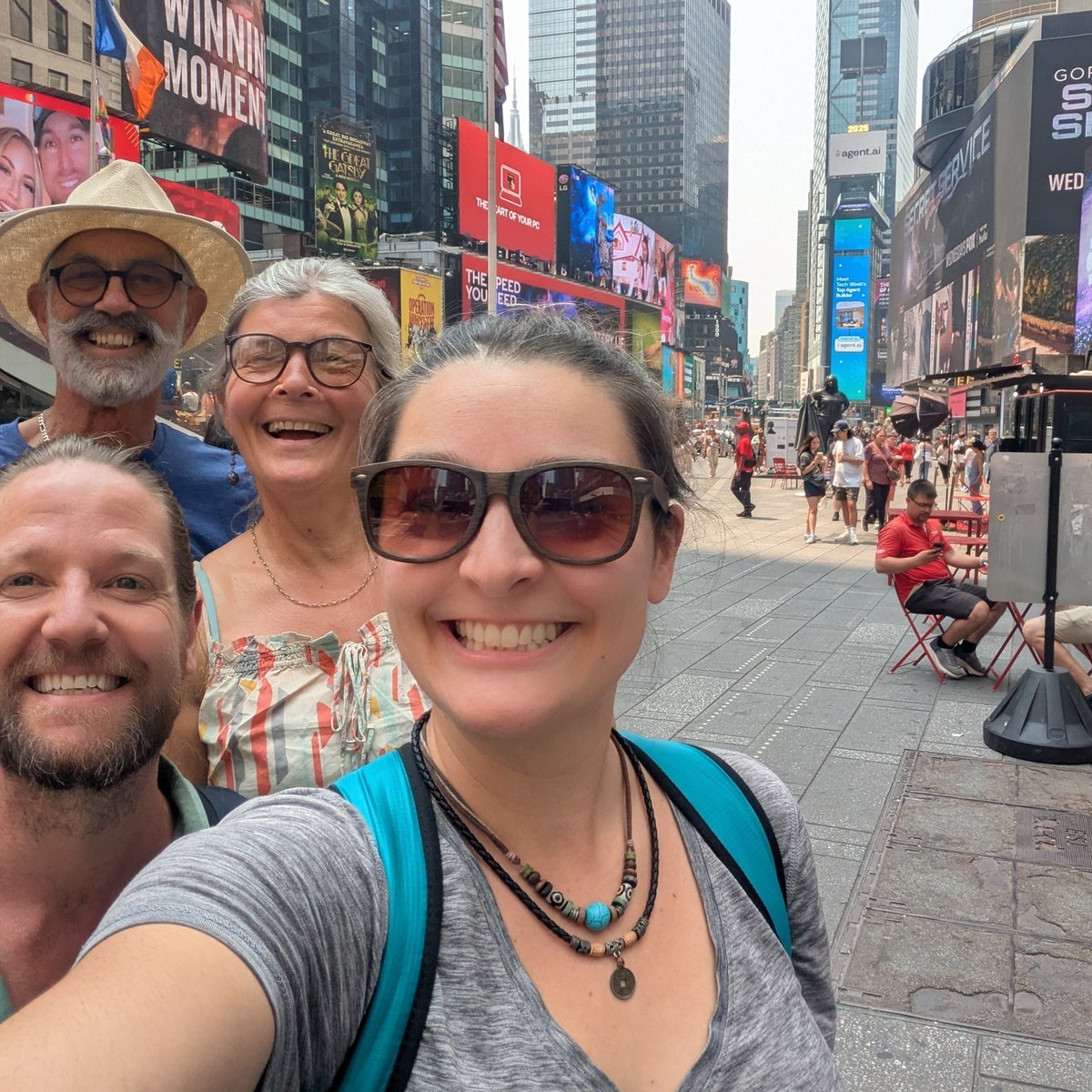 Karinbenitez94's tweet photo. NYC = SURPRISE

After 26 hours on the train, we had 60 minutes to surprise my parents: Central Park detective work, subway to Brooklyn, then shock and screams at their door. Totally worth it. Payback for Saigon! https://t.co/F0bZ413UAz