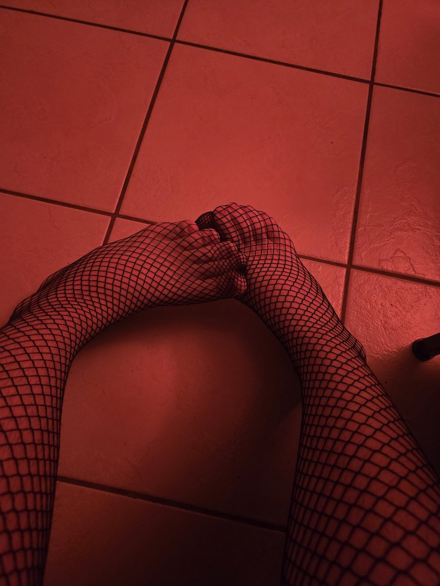 TaliaSluttyCat's tweet photo. More feet >///< https://t.co/fCwex6sg6x