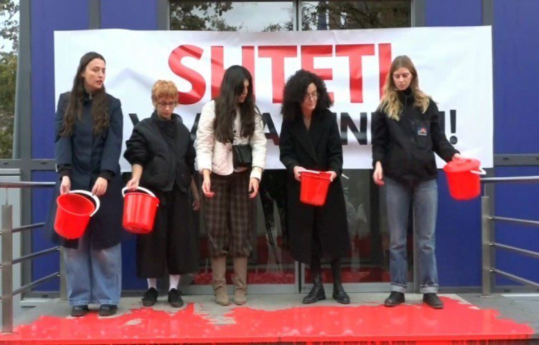 rtklivecom's tweet photo. The Center for Information, Criticism and Action (QIKA) held a symbolic protest outside the Kosovo Government building, demanding institutional accountability for the murder of Arlinda Sylaj Zekaj. 
https://t.co/TeNUOG9p4q https://t.co/amzMSourtI