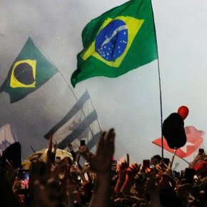 clarincom's tweet photo. TAN SOLO 35.500 BRASILEÑOS VOTARON TRAS LA PRÓRROGA DEL HORARIO IMPUGNADA POR FLÁVIO BOLSONARO

Cerca de 35.500 brasileños votaron durante la prórroga del horario de votación decretado por la Justicia este domingo, motivo por el cual el candidato derrotado Flávio Bolsonaro ha pedido la anulación de los comicios, informaron este lunes medios locales.

Según los datos del Tribunal Superior Electoral (TSE), citados por el portal G1, se registraron 35.521 votos en las urnas electrónicas entre las 17.00 y las 19.00 de un total de 158,7 millones de electores. De acuerdo con los resultados publicados, Lula superó a Bolsonaro por más de 4 millones de votos.

(+) en Clarín: https://t.co/aasx0Ve4Ii