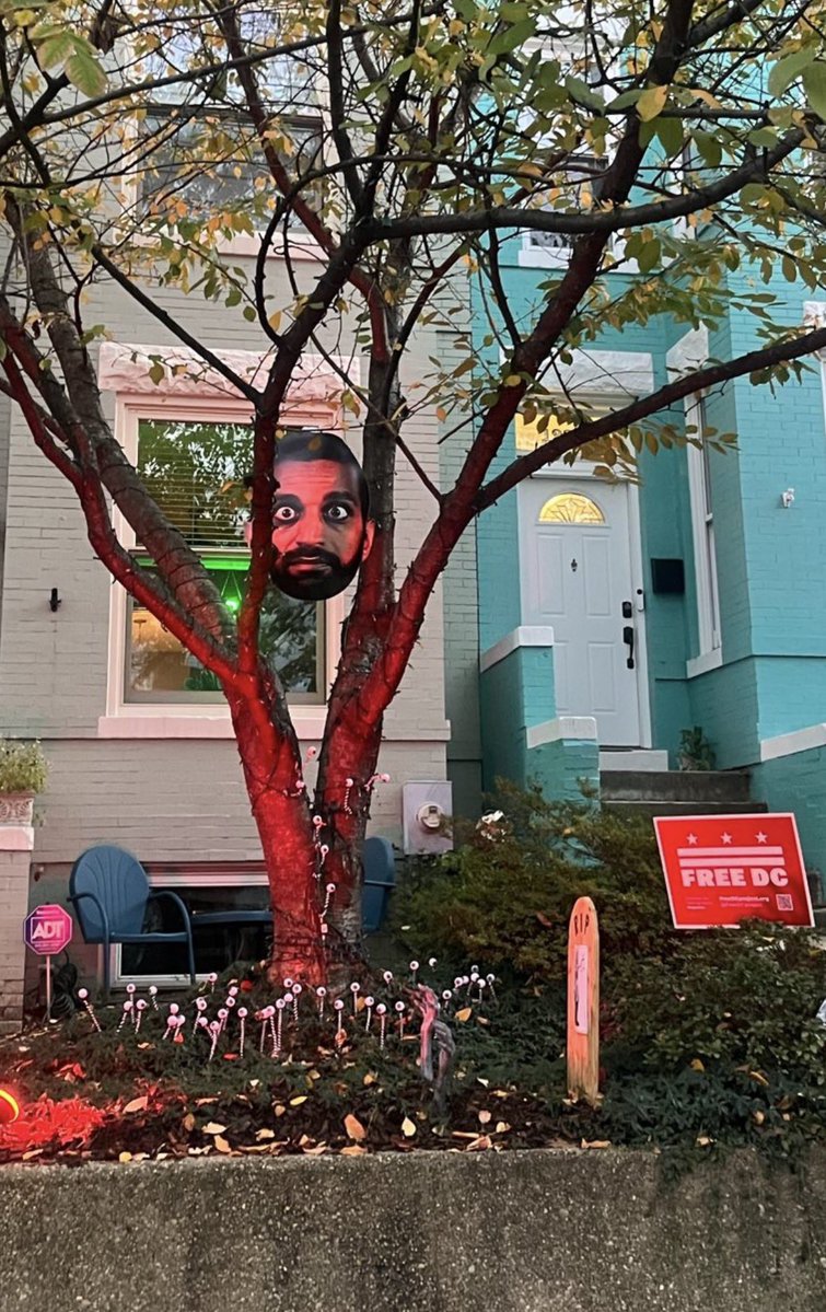 WUTangKids's tweet photo. This house in DC won Halloween 🤣 https://t.co/iAt8xzfXSl