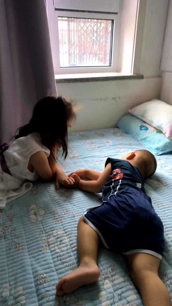 kumawanwanwan's tweet photo. 「幼拙な段差でつまずき、ベッドのそばで律儀に休む、そんな小さな物語。」 https://t.co/pWxYIC37Im