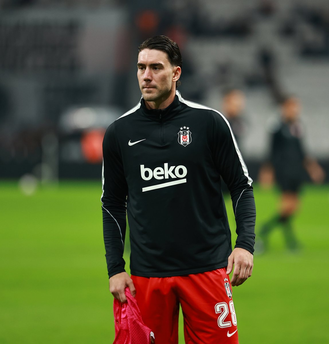 Besiktas's tweet photo. Şimdi ısınma zamanı, sahadayız! 

🏴🏳️ https://t.co/cBnFTnF8jL
