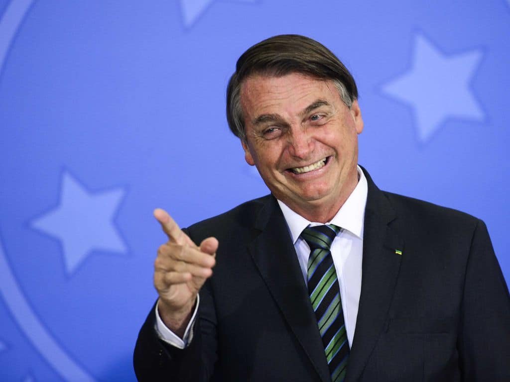 LEOVING's tweet photo. Por alguna razón, mis amigos de la derecha creen que Flavio Bolsonaro tenia el arrastre político de un líder nato como lo es su padre, cosa que no es cierto.
En política la jerarquía importa pero no lo es todo. 

LES PRESENTO AL UNICO BOLSONARO QUE PODIA GANARLE A LULA. EL UNICO. https://t.co/fJo8I3qyoM