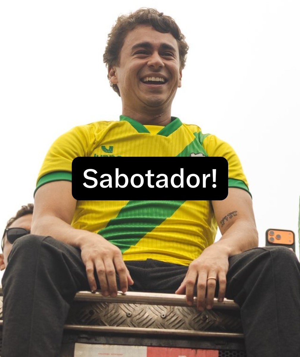 joao8_32_JB's tweet photo. A realidade é que nikolas usou os comícios do Flávio Bolsonaro para fazer campanha para o... nikolas!

No último dia de campanha, ele usou uma camiseta com faixa presidencial (?), além de postar apenas sobre ELE em suas redes sociais!

O resultado foi menos votos para o Flávio em Minas Gerais!

É um MOLEQUE oportunista!