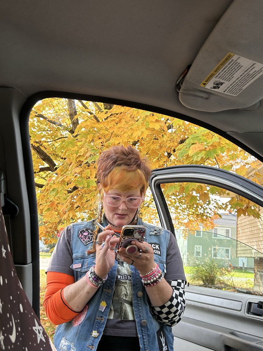 bvrythet4ste's tweet photo. my mom is literally twinning with this tree rn https://t.co/vcvUBNs7s7