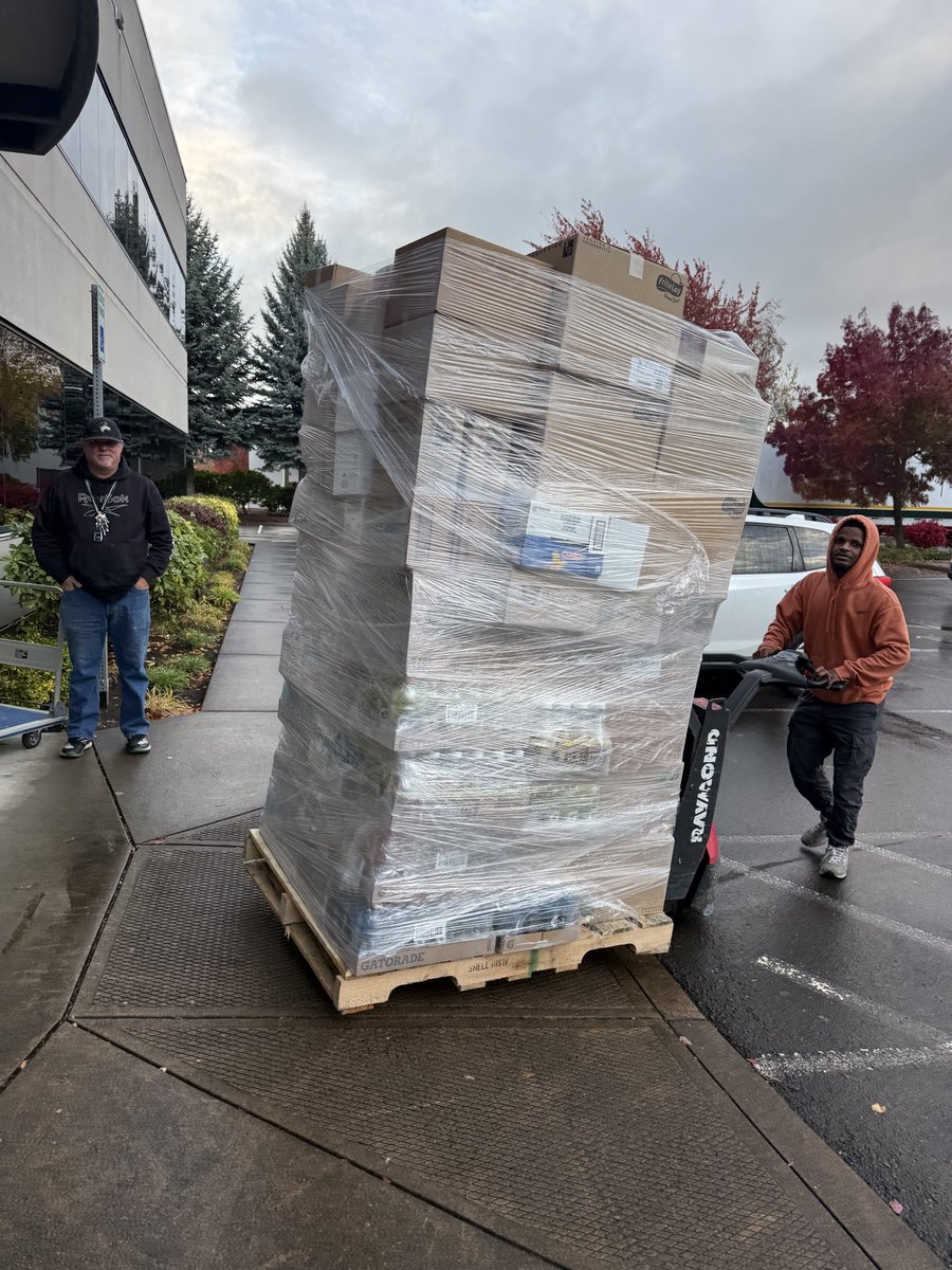 MikeHoffmann's tweet photo. Monday delivery!

Everytime our @VendhubAI delivery comes I always think back to 2022 when we would block off 6 hrs on Wednesday to hit up @Costco @USFoods and others. 

Wtf were we doing 😂🤷‍♂️ https://t.co/oQfChRjxnF